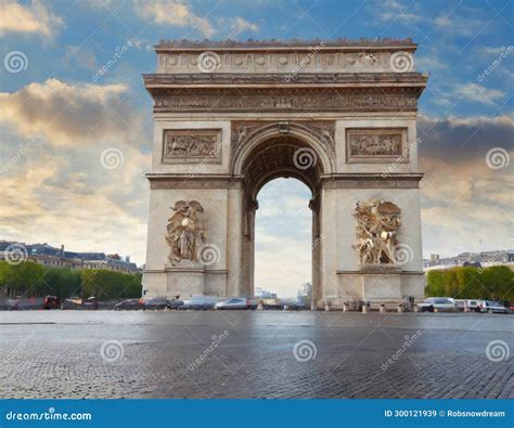  Arc de Triomphe: สัญลักษณ์แห่งชัยชนะและความยิ่งใหญ่ในกรุงปารีส!