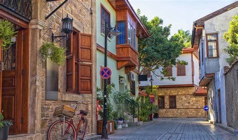 Kaleici, The Ancient Heart of Antalya! A Step Back in Time Through Cobbled Streets and Ottoman Charm.