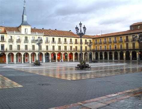  Plaza Mayor of León: A Medieval Marvel Overflowing with History and Festive Cheer!