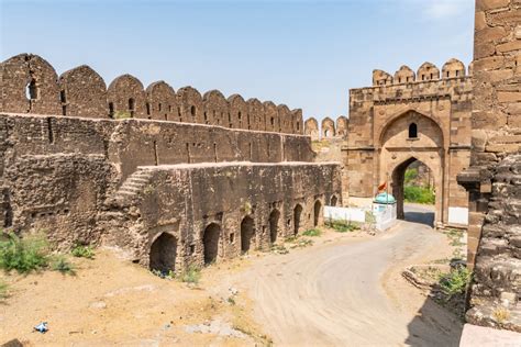  Qila Rohtas: หอคอยหินโบราณและป้อมปราการที่แข็งแกร่ง