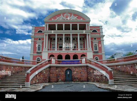  Teatro Amazonas: โอเปร่าเฮ้าส์ที่งดงามราวกับเพชรแห่งเมืองอะมะซอน!